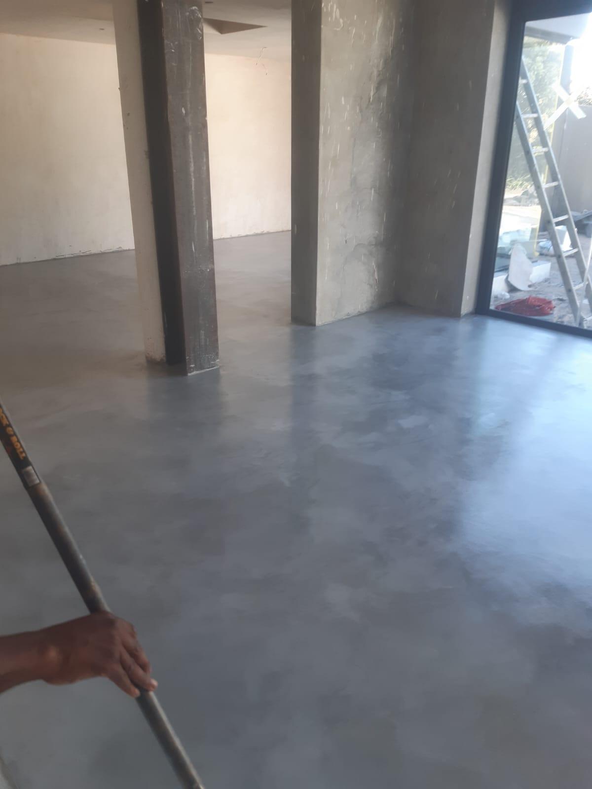 Skimmed floor surface prepared for a new finish